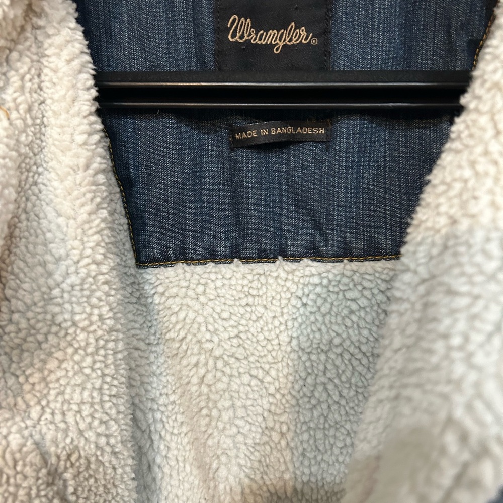 Wrangler Men's Dark Blue Denim Jacket with Cream Sherpa Lining - Picture 6 of 11